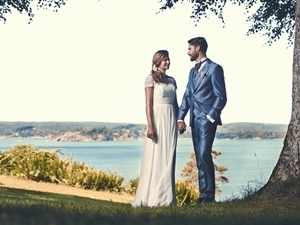 Günstige Hochzeitskleider für Standesamt und romantischer Hochzeit. Weinköniginnenkleider, Schützenfestkleider und Abiturkleider.